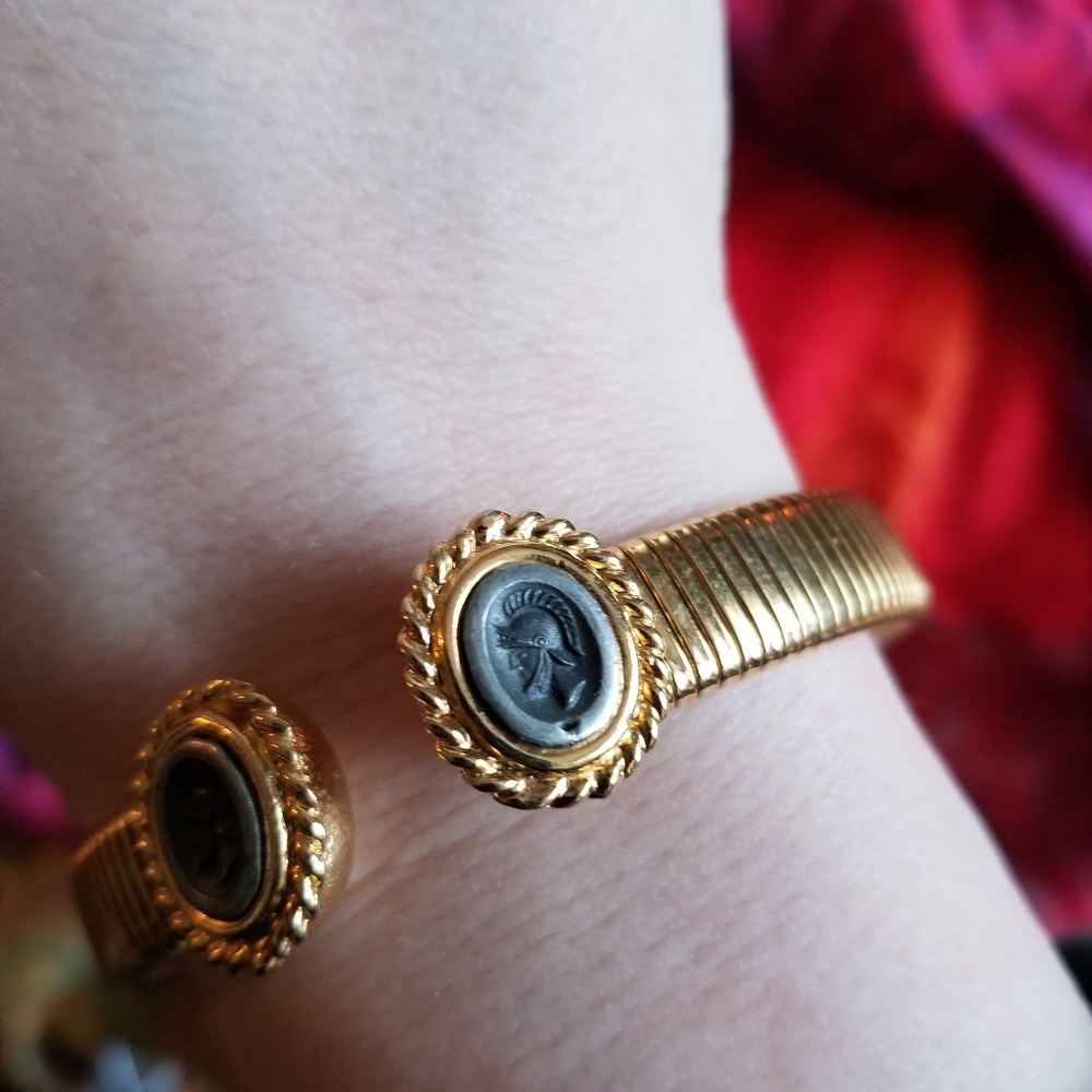 Relisted -Vintage Roman Soldiers bracelet gold tone cameo bangle cuff - Picture 8 of 14